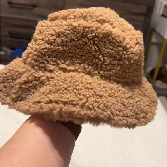 Abercrombie & Fitch Sherpa
Bucket Hat - Picture 4 of 6